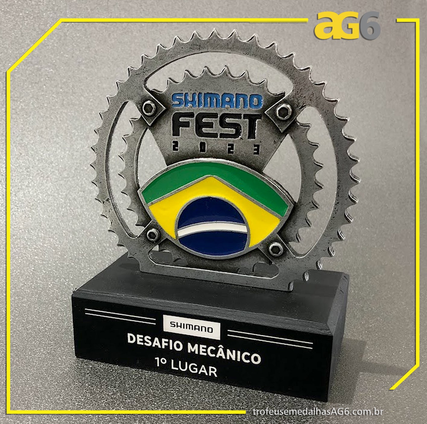 Metal e Base de Madeira