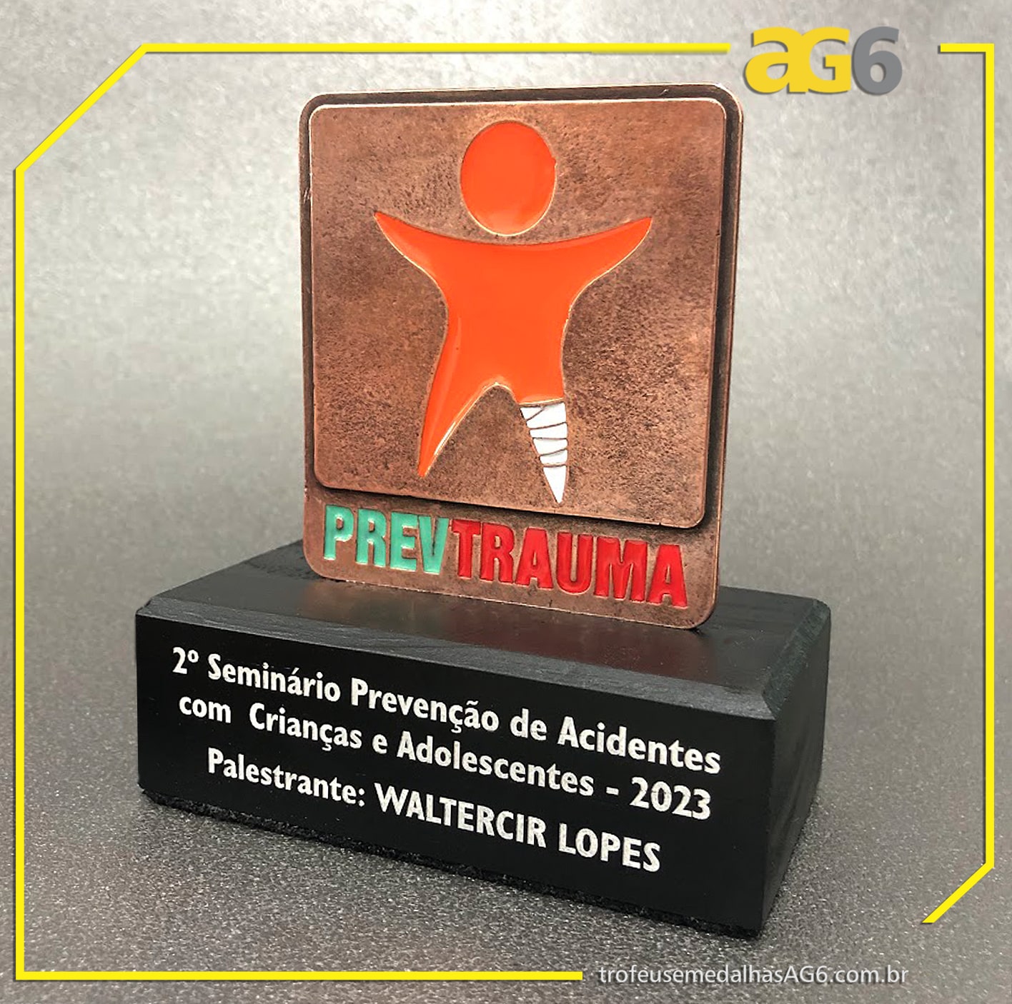 Metal com Detalhes de Madeira